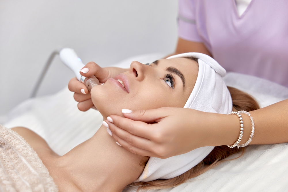 Beautiful,Woman,Getting,Microdermabrasion,Procedure,In,A,Beauty,Spa,Salon